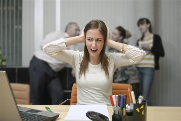 Burnout: 9 σημάδια ότι είσαι ένα βήμα πριν την Εξάντληση δουλειά από το σπίτι ανήσυχος και χωρίς κίνητρο 
